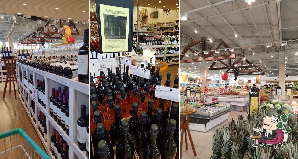 Sente em uma das mesas no Oba Hortifruti