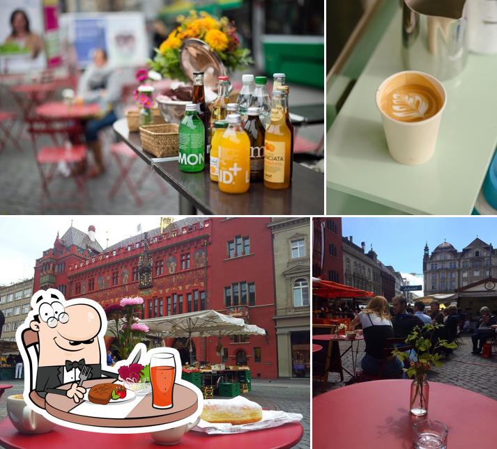 La tavolo da pranzo e cibo del ristorante