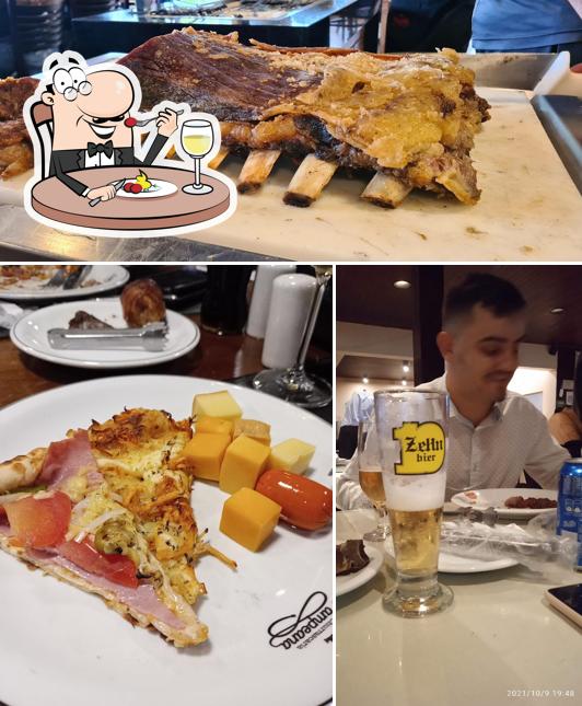 Entre diferentes coisas, comida e cerveja podem ser encontrados a Churrascaria Pampeana