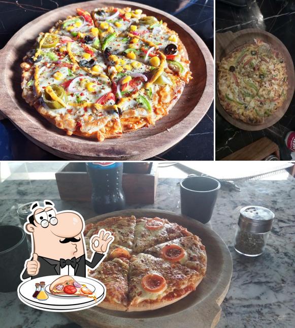 Try out pizza at Mitroon Cafe