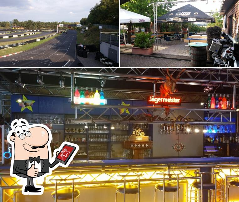 Voici une photo de The Racing House