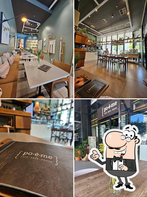 Sente em uma das mesas no Po.è.me Arte & Café