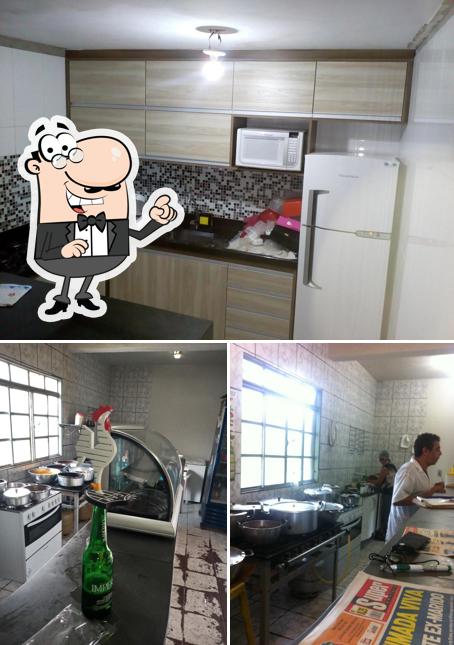 Sente em uma das mesas no Bar do Wiliam