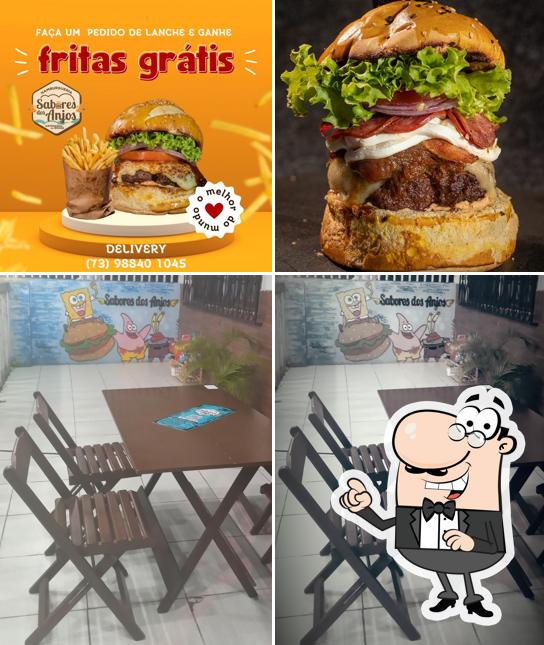 A imagem da interior e comida no Sabores dos Anjos