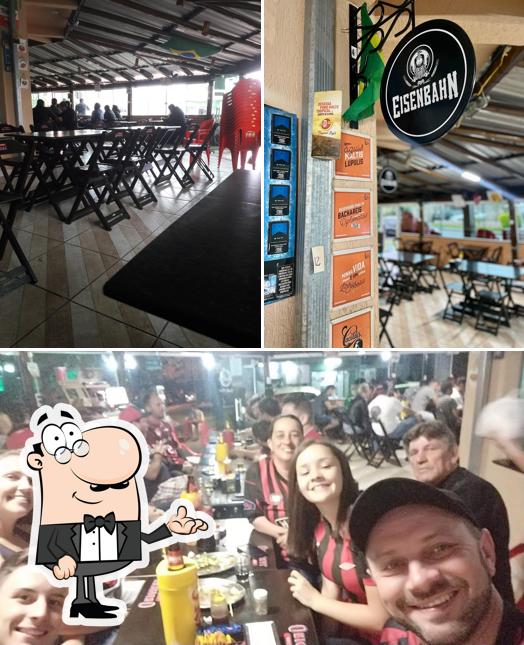 Sente em uma das mesas no Mercearia das Famílias - Bar do Luís