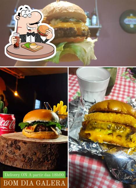 Delicie-se com um hambúrguer no CATWO HAMBÚRGUERIA ARTESANAL