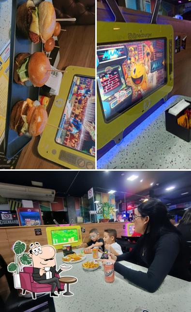Sente em uma das mesas no NEC Burgers & Games