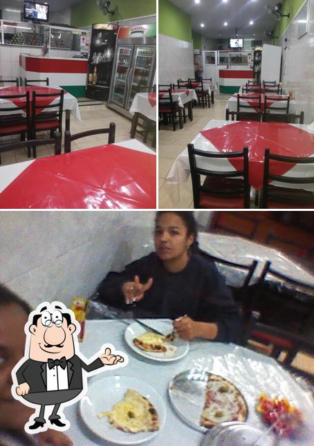 Esta é a ilustração apresentando interior e mesa de jantar no Pizzaria Dois Irmãos