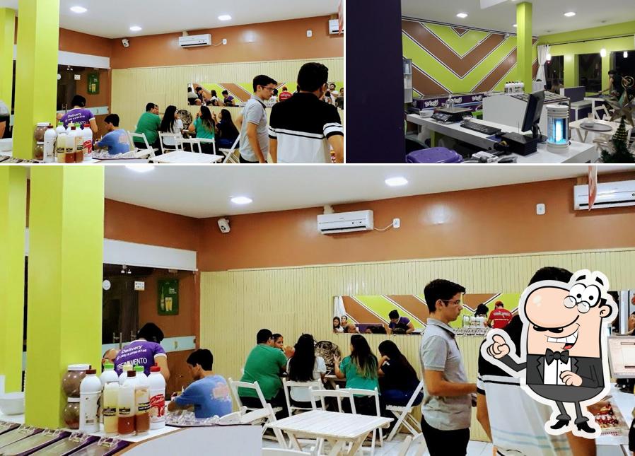 Veja imagens do interior do Açaí com Chocolate Restaurante & Café