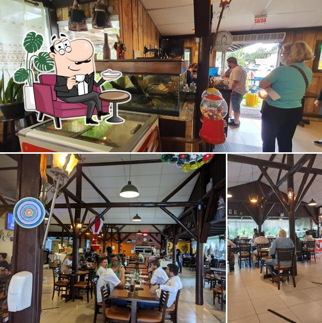 Sente em uma das mesas no Don'Ana Restaurante e Churrascaria