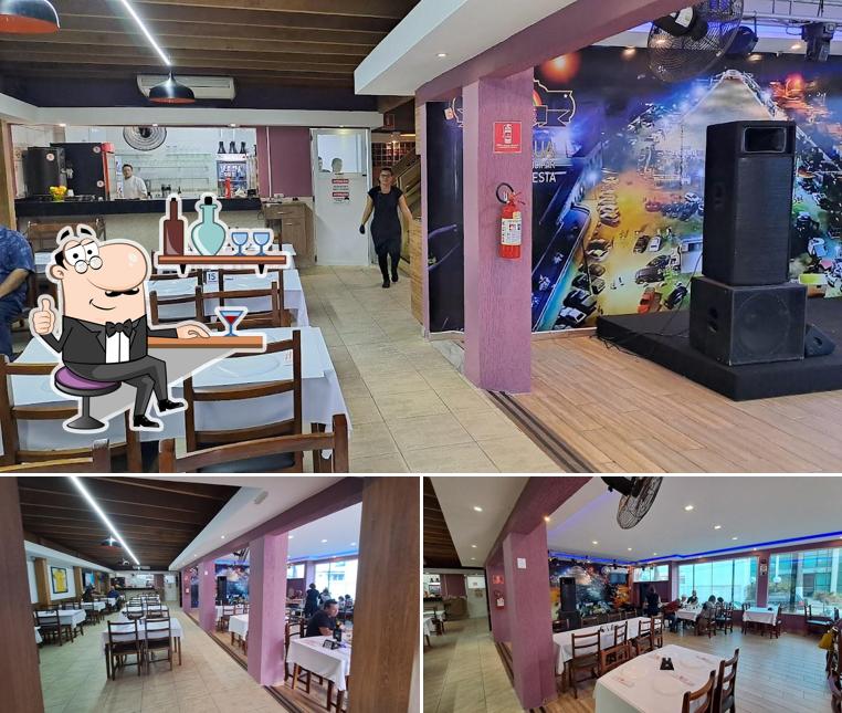 Sente em uma das mesas no Contra Mão Bar & Restaurante