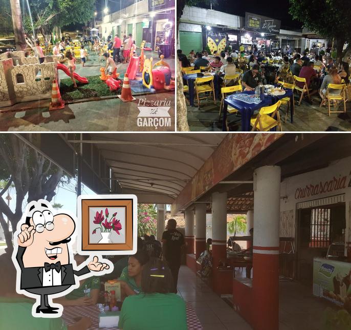 Dê uma olhada a foto mostrando interior e área de lazer no Pizzaria Zé Garçom