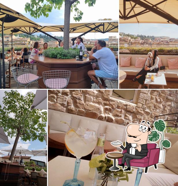 Dai un'occhiata agli interni di La Terrazza Rooftop Bar