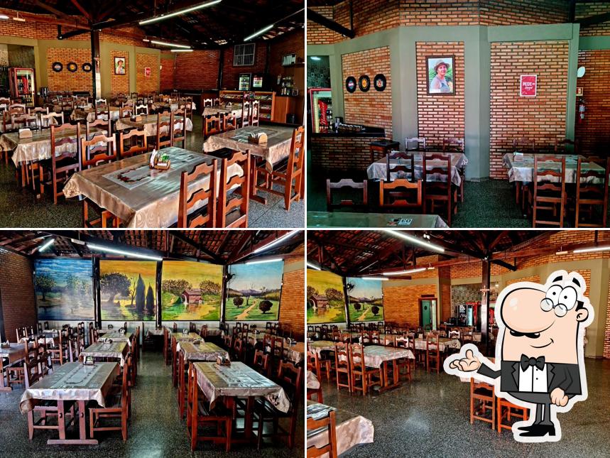 Sente em uma das mesas no Pororokas - Restaurante e pizzaria