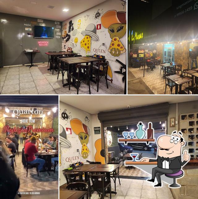 Sente em uma das mesas no King Massas - Pizza com borda recheada