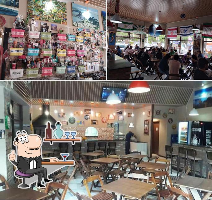 Sente em uma das mesas no Boteco Copa Rio