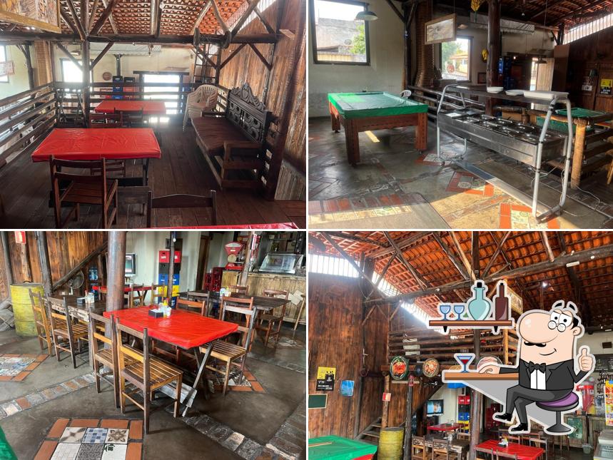 Sente em uma das mesas no CASARÃO DA BUGA