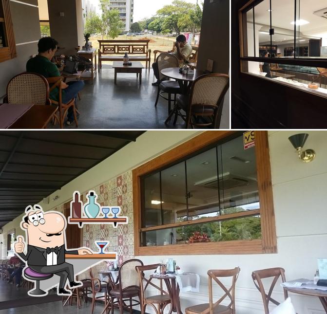 Sente em uma das mesas no Casa de Biscoitos Mineiros Asa Norte