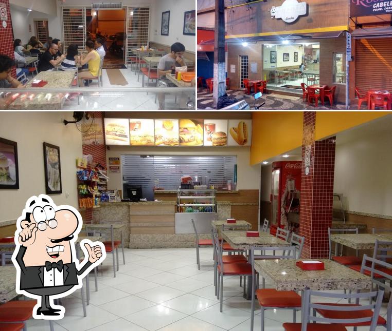 Sente em uma das mesas no Chapão Lanches