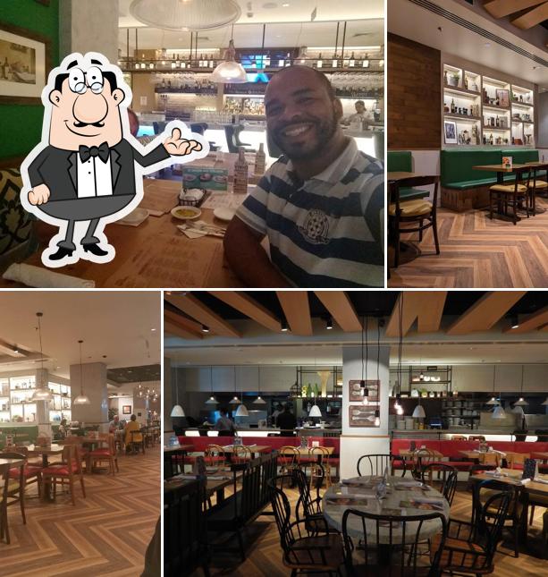 Sente em uma das mesas no Abbraccio Cucina Italiana