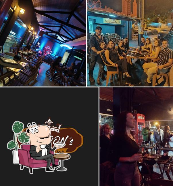 O interior do London's Bar