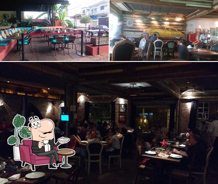 Sente em uma das mesas no Varadero Bar e Restô