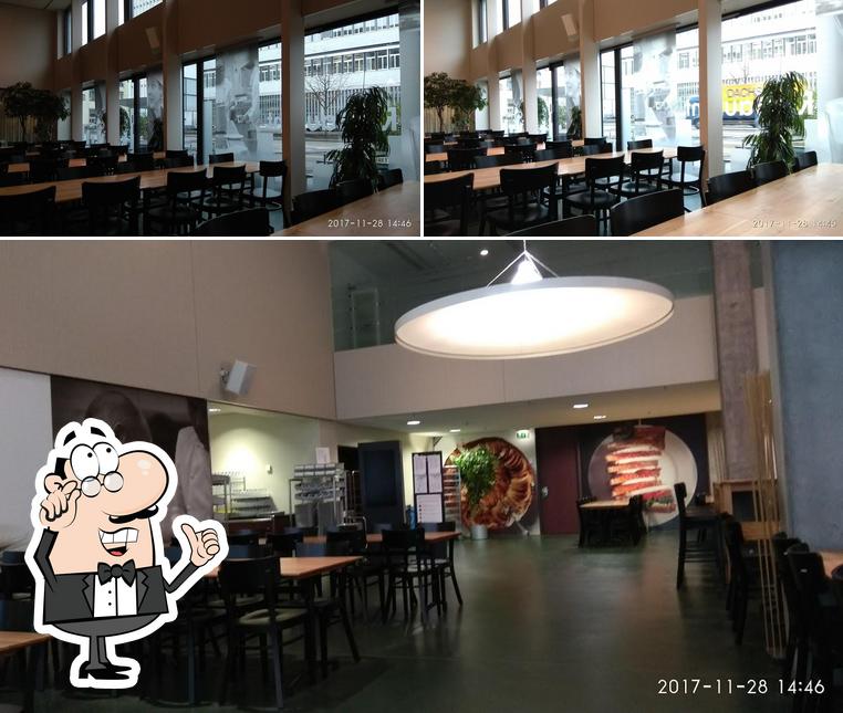 Installez-vous à l'une des tables de Power Inn