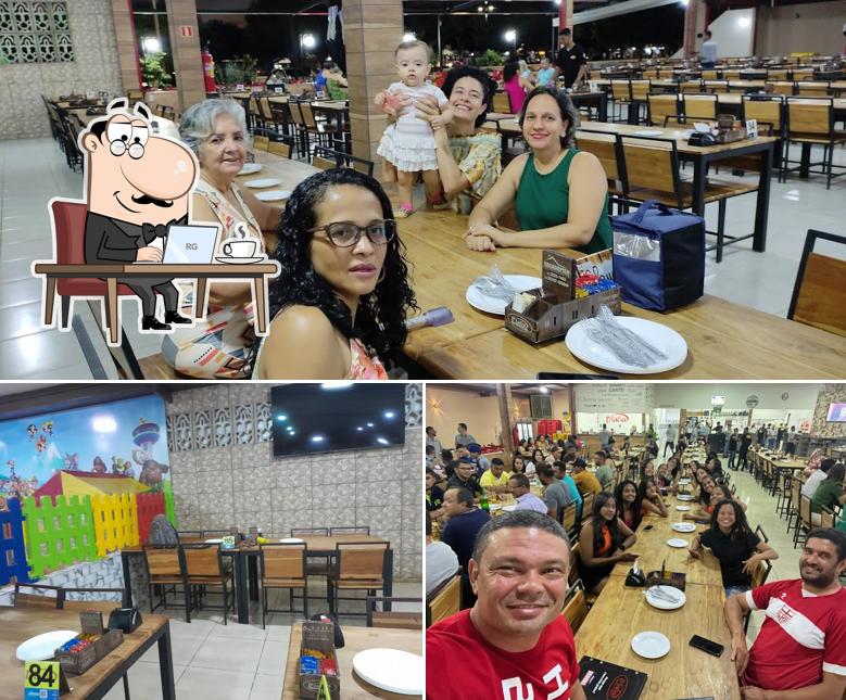Sente em uma das mesas no Dtalia Pizzaria Palmas