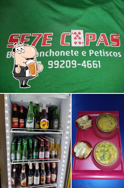 Desfute um copo de cerveja leve ou escura