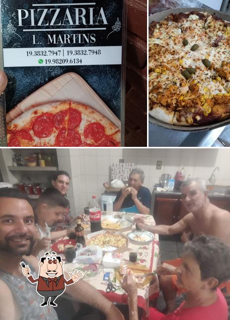 Confira a foto ilustrando comida e interior a D & N Pizzaria E Esfiharia