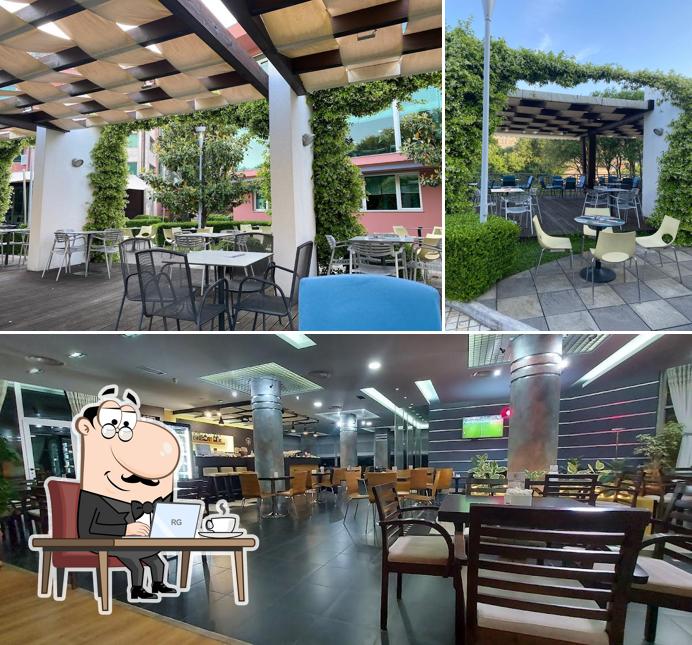 Installez-vous à l'une des tables de Bar - Hotel - Restorant "Luani A"