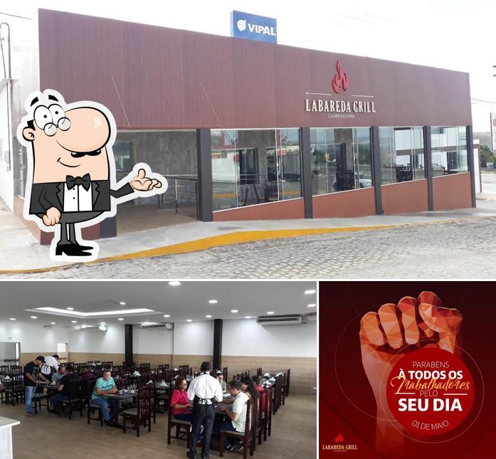 Sente em uma das mesas no Labareda Grill