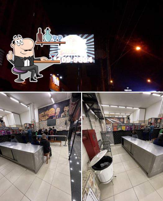 Sente em uma das mesas no Pizzaria Rudge – Pizza em São Bernardo do Campo com Entrega Rápida