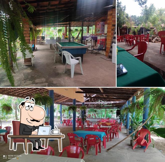 Sente em uma das mesas no Churrascaria Vale do Poty