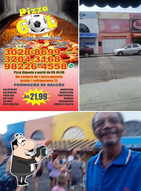 Look at the picture of Pizza