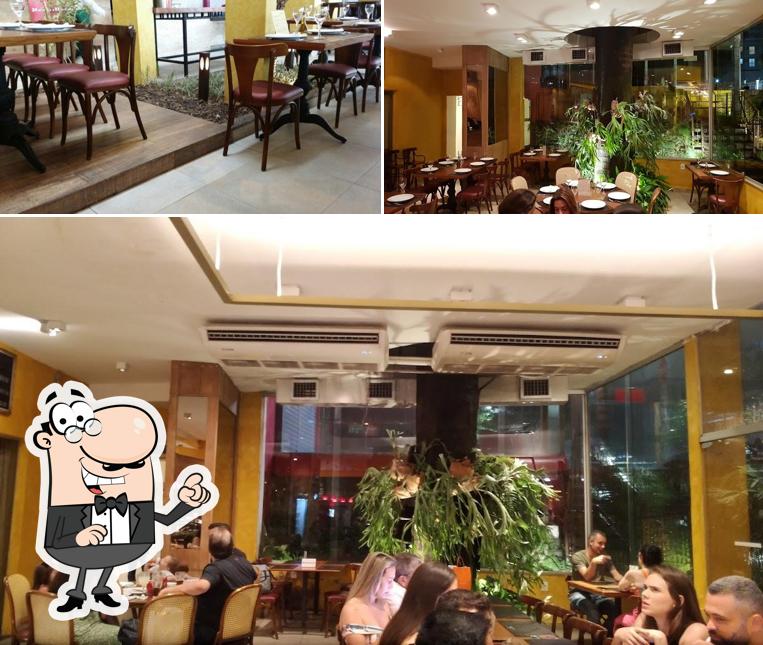 Sente em uma das mesas no La Palma Restaurante, Pizzaria e Cervejaria