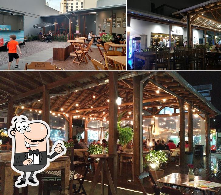 Sente em uma das mesas no Meu Jardim Food Park Kobrasol