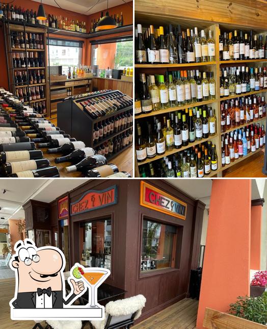 A ilustração do Chez Vin Pub e depôt’s bebida e interior