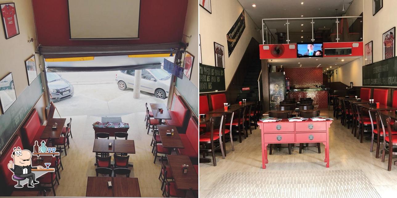 O interior do Junior's Pratos e Lanches