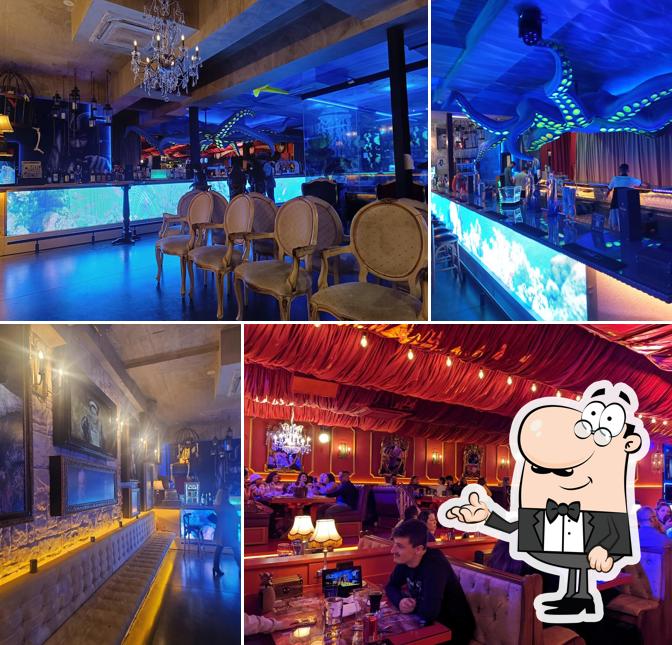 Sente em uma das mesas no Porto Dos Piratas Pizzaria