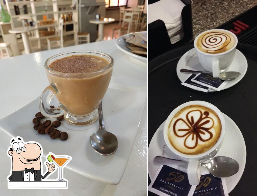 Goditi un drink dal menu