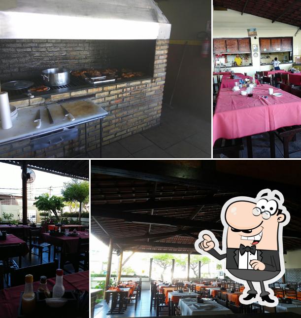 Sente em uma das mesas no O Amarelinho