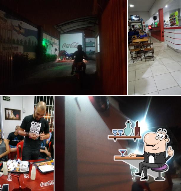 Sente em uma das mesas no Bunitos Food