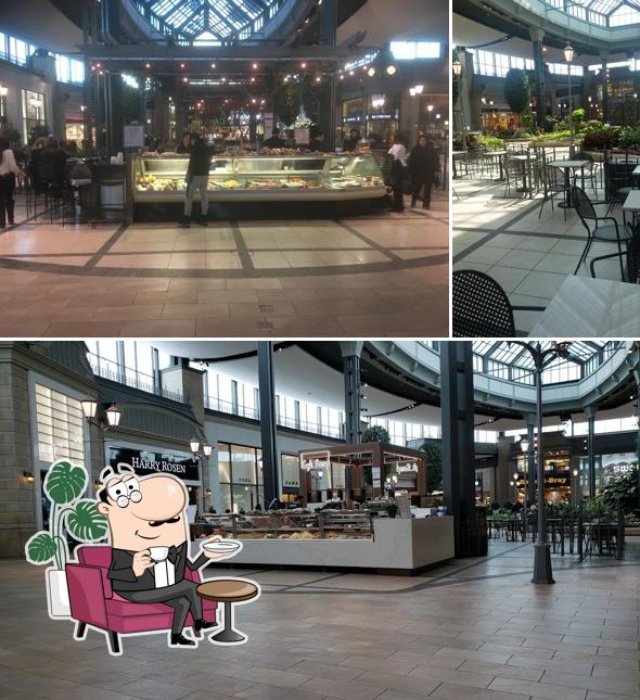 Installez-vous à l'une des tables de Café Romy