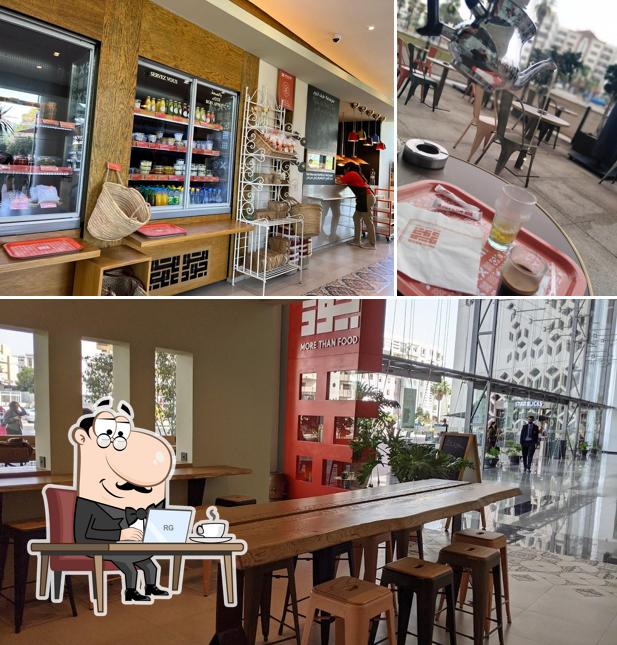 Installez-vous à l'une des tables de Moojood