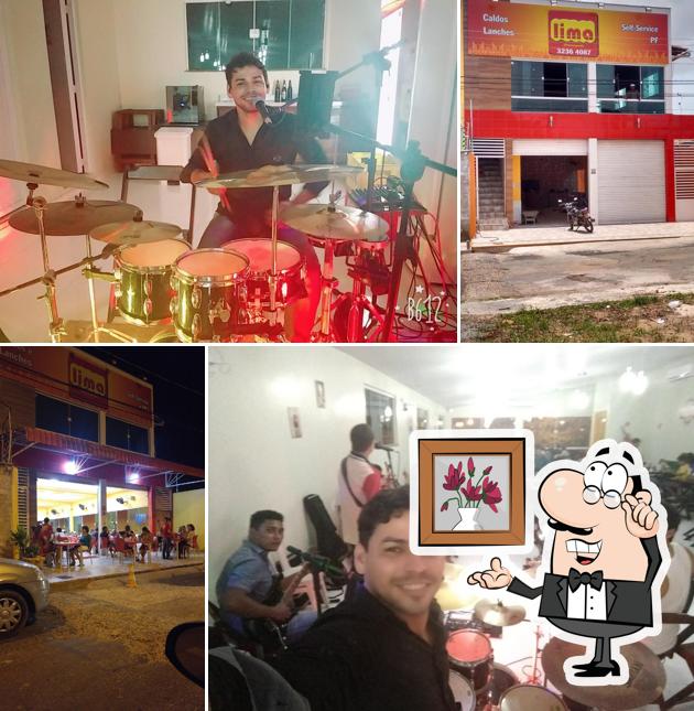 Sente em uma das mesas no Lima Churrasquinho