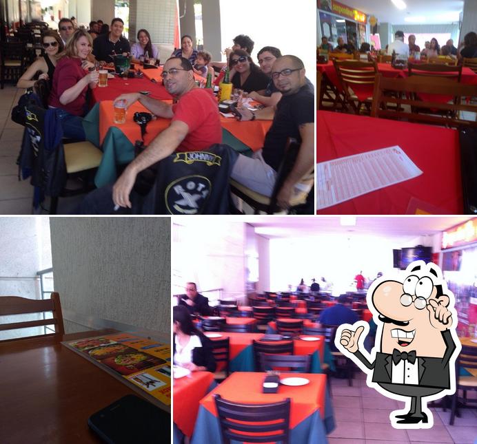 Sente em uma das mesas no ESQUINA 301 RESTAURANTE e CHOPERIA