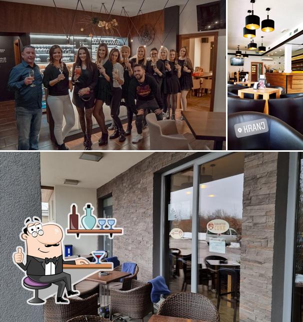 Siediti a un tavolo di Kavarna Cukr