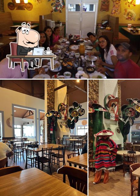 Sente em uma das mesas no Restaurante Mexicano Bras-Mex Grill