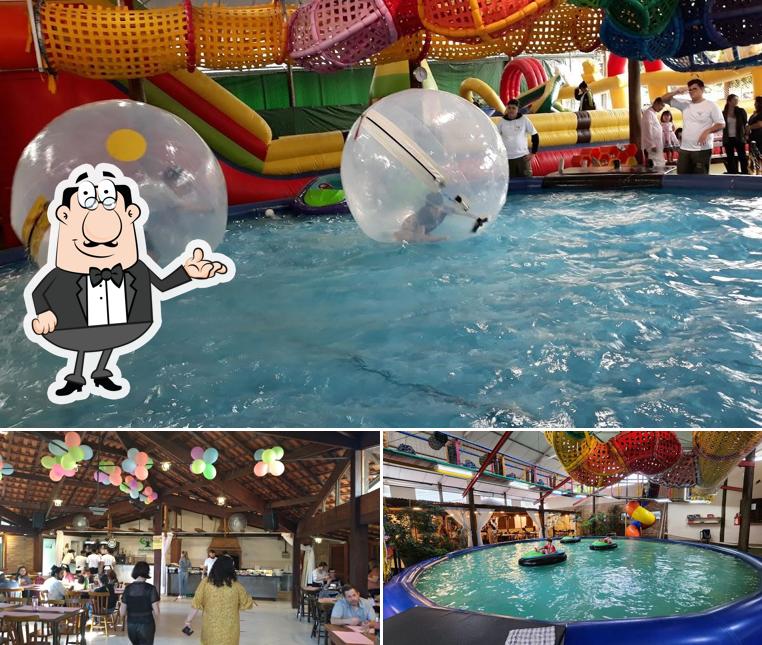 Sente em uma das mesas no Adventree Buffet e Eventos